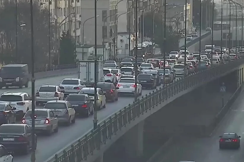 Bakının bir sıra yollarında tıxac yaranıb