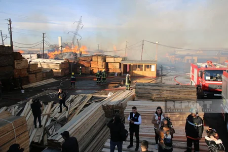 Bakıda inşaat materialları bazarındakı yanğının açıq alov mənbələri söndürülüb - YENİLƏNİB-7