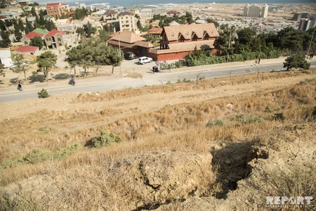 Badamdarda torpaq sürüşməsi baş verib, 8 ailəyə evlərini tərk etməklə bağlı xəbərdarlıq olunub - FOTOREPORTAJ - VİDEO - YENİLƏNİB