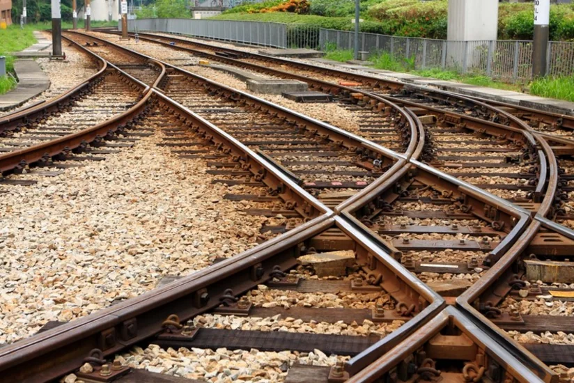 Avtomobili dəmiryol keçidlərindən kənar yerlərdən keçirən sürücülər cərimələnəcək