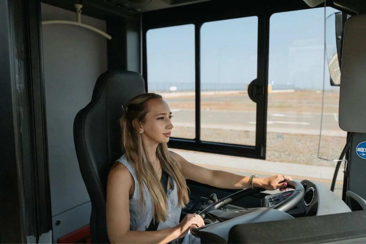 Azərbaycanda avtobus idarə edəcək qadın sürücülər hazırlanır