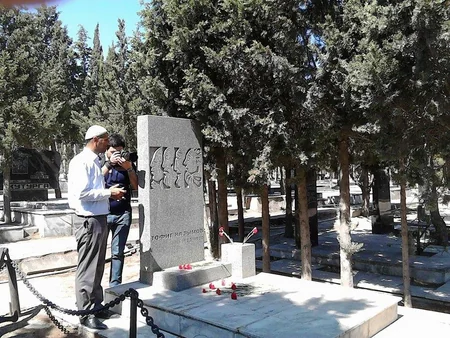 Milli Dram Teatrının kollektivi Səyavuş Aslanı məzarı başında anıb