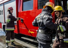 В пятиэтажном здании в Баку произошел пожар, есть пострадавшие