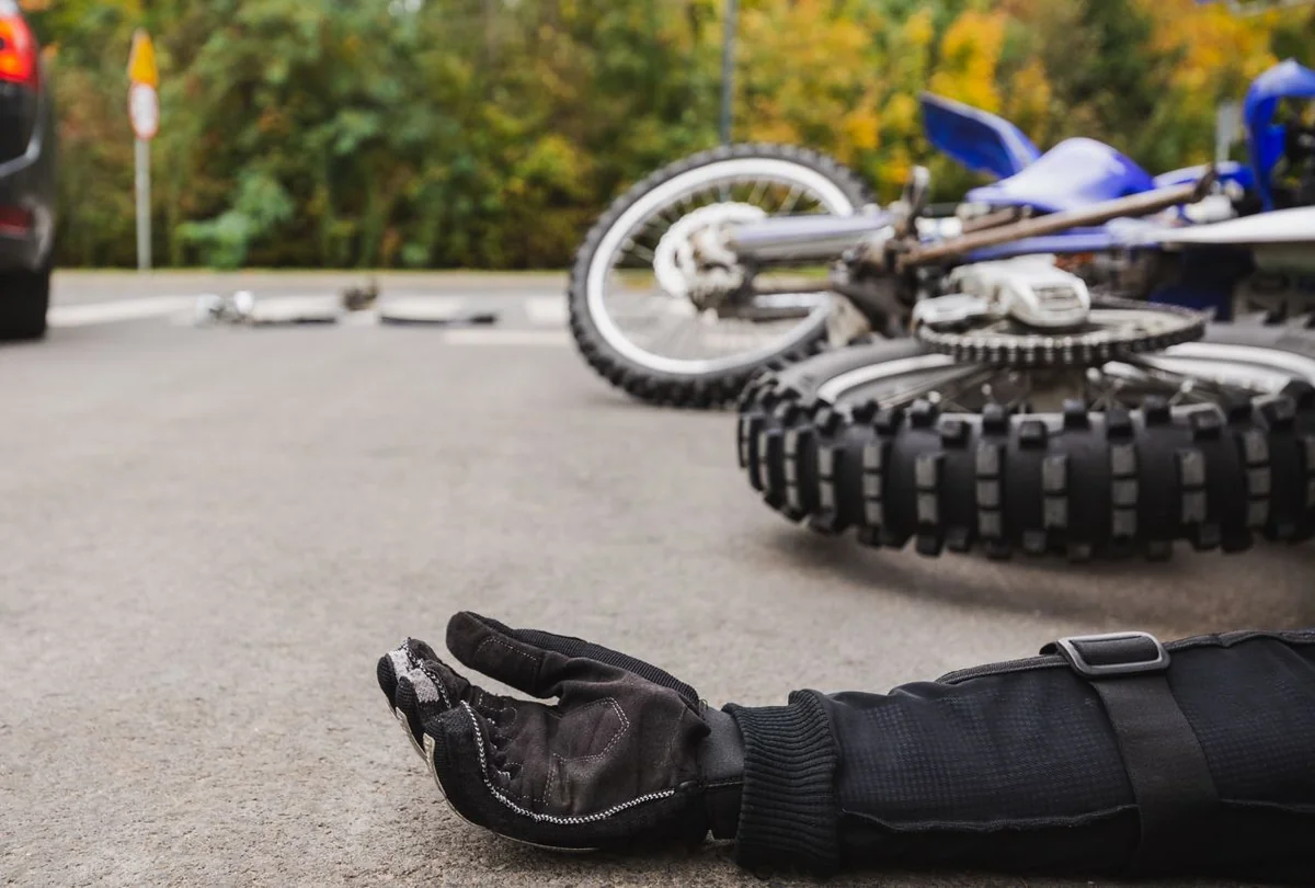 Bakıda motosiklet bordürə çırpılıb, sürücü ölüb