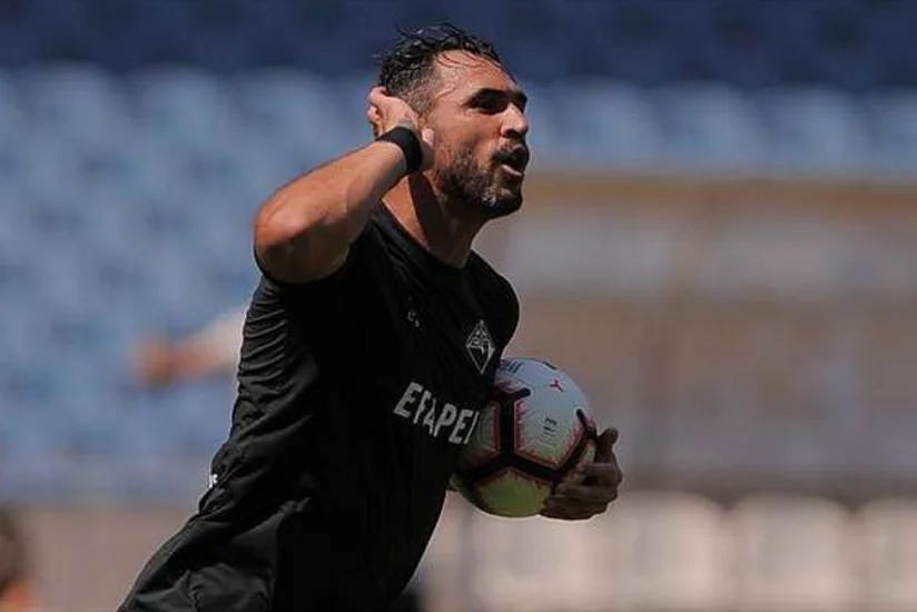 Portuqaliya millisinin sabiq futbolçusu karyerasını bitirdi