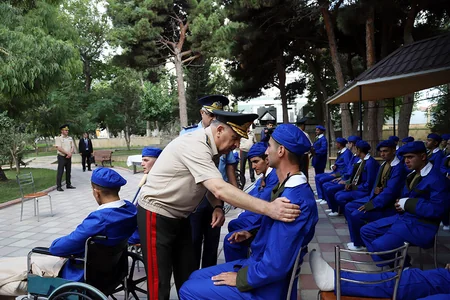 Müdafiə naziri hərbi hospitalda müalicə alan yaralılarla görüşüb