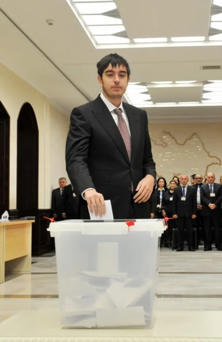 Prezident İlham Əliyev Milli Məclisə keçirilən seçkilərdə səs verib