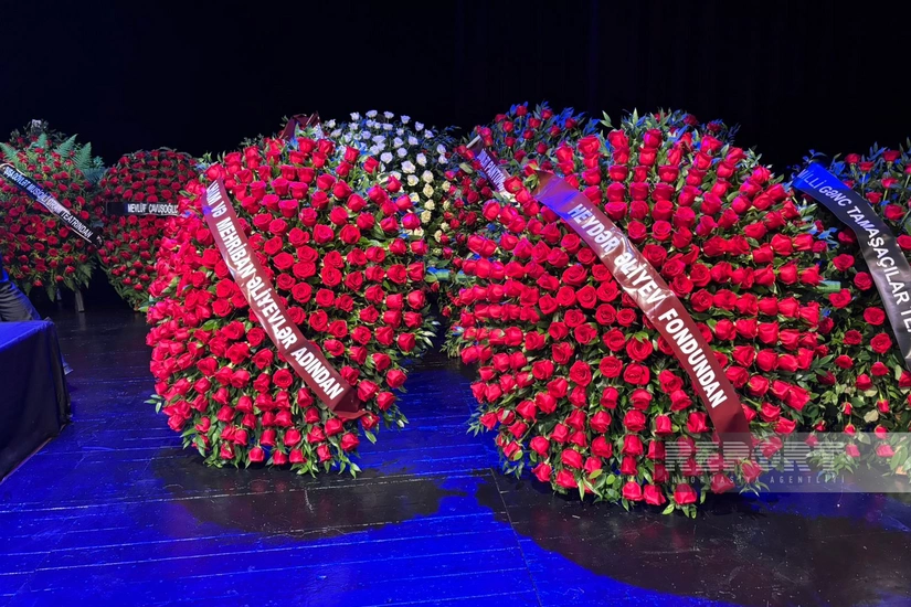 İlham Əliyev və Mehriban Əliyeva Xalq yazıçısı Elçin Əfəndiyevlə vida mərasiminə əklil göndəriblər