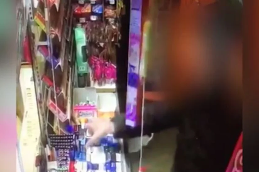 В Баку совершивший кражу из киоска попал на камеру видеонаблюдения - ВИДЕО