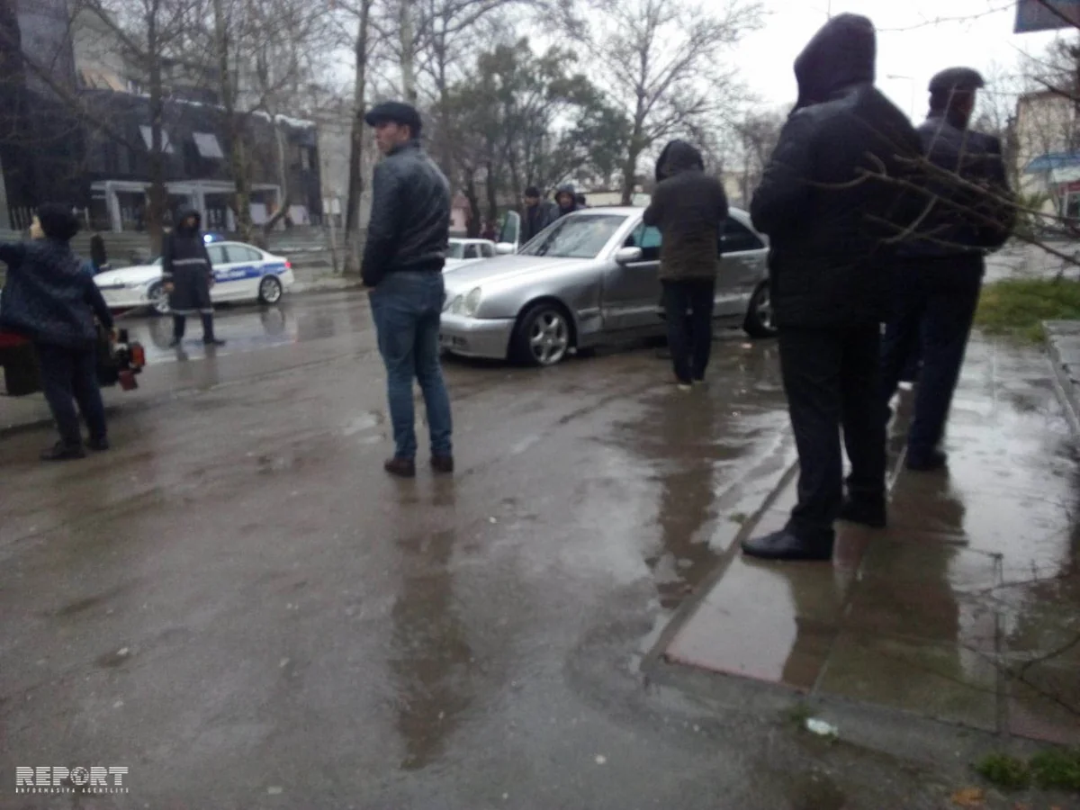 В Мингечевире в результате столкновения машина наехала на людей - ФОТО