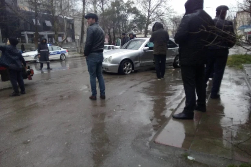 Mingəçevirdə maşın qəza nəticəsində səkiyə çıxaraq piyadaların üzərinə gedib - FOTO