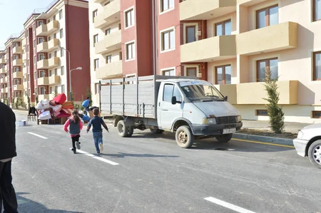 Ümid qəsəbəsində yeni yaşayış binaları məcburi köçkünlərin istifadəsinə verilib