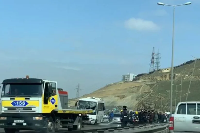 Bakıda sərnişin avtobusu qəzaya uğrayıb - VİDEO