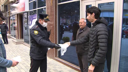 Xırdalanda polislər sakinlərə tibbi maskalar payladılar