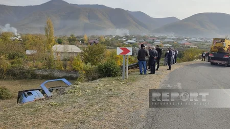 Şəkidə “TIR” dərəyə aşıb