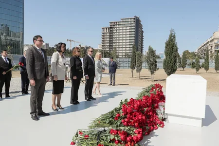 ƏƏSMN kollektivi Bakıda inşası davam etdirilən Zəfər parkında olublar