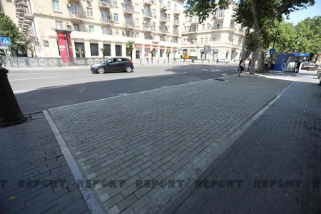 В Баку восстановлен тротуар на месте демонтированной незаконной парковки