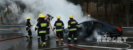 Bakıda lüks avtomobil yanıb - FOTO