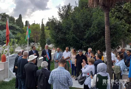 İstanbulda Nuri Paşa və 27 əsgərin dəfn edildiyi məzarlar ziyarət olunub