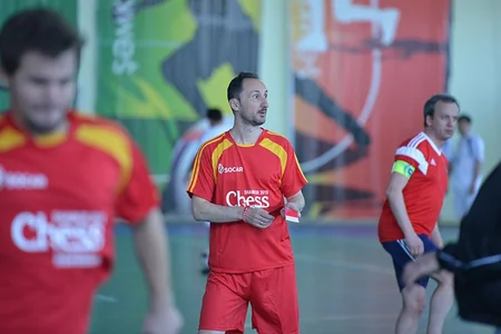 FIDE prezidenti Şəmkirdə şahmatçılarla futbol oynayıb