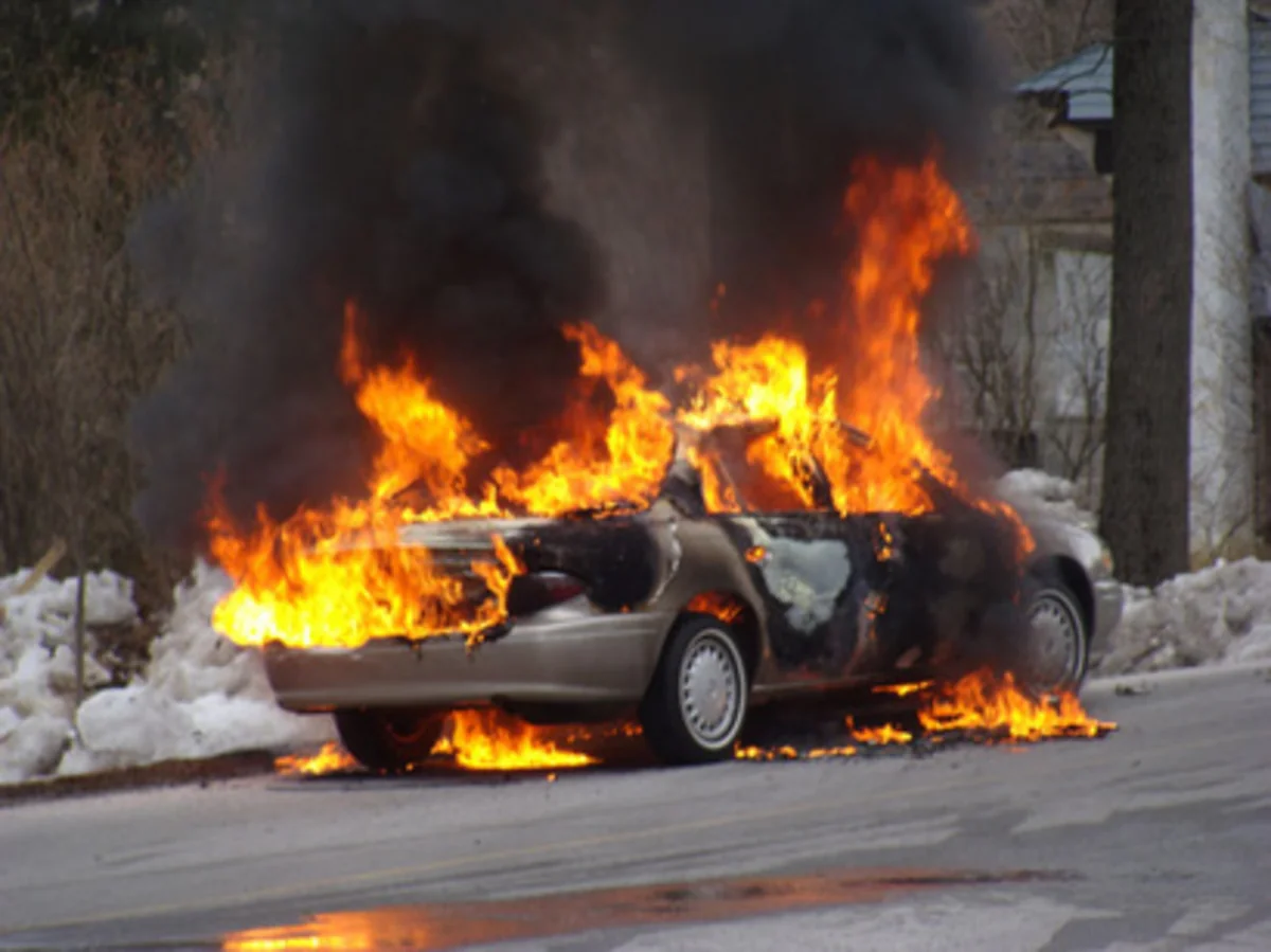 Sumqayıt şəhərində avtomobil yanıb