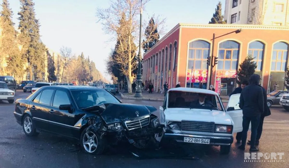 Gəncədə iki avtomobil toqquşub, xəsarət alanlar var - FOTO