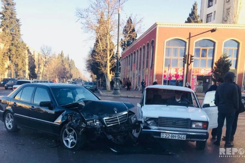 В Гяндже столкнулись два автомобиля, есть пострадавшие - ФОТО