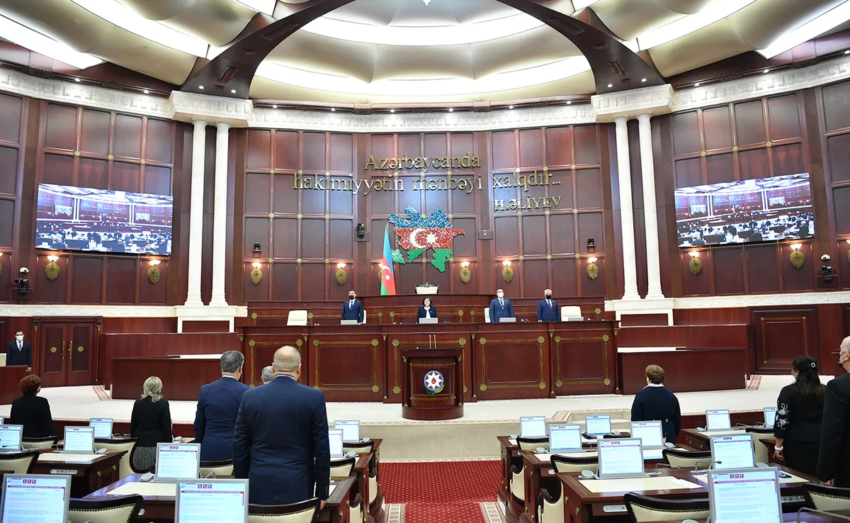Xocalı soyqırımı qurbanlarının xatirəsi Milli Məclisdə bir dəqiqəlik sükutla yad edilib