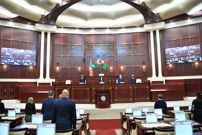 Xocalı soyqırımı qurbanlarının xatirəsi Milli Məclisdə bir dəqiqəlik sükutla yad edilib