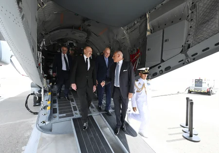 İlham Əliyevə İtaliyanın “Leonardo” şirkətinin istehsalı olan hərbi nəqliyyat təyyarəsi təqdim edilib - YENİLƏNİB