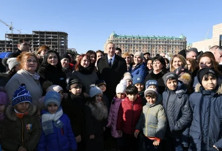 Prezident Sumqayıtın dənizkənarı bulvarında şəhərin sakinləri ilə görüşüb