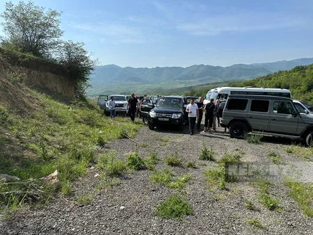 Famous travelers visit Azykh cave