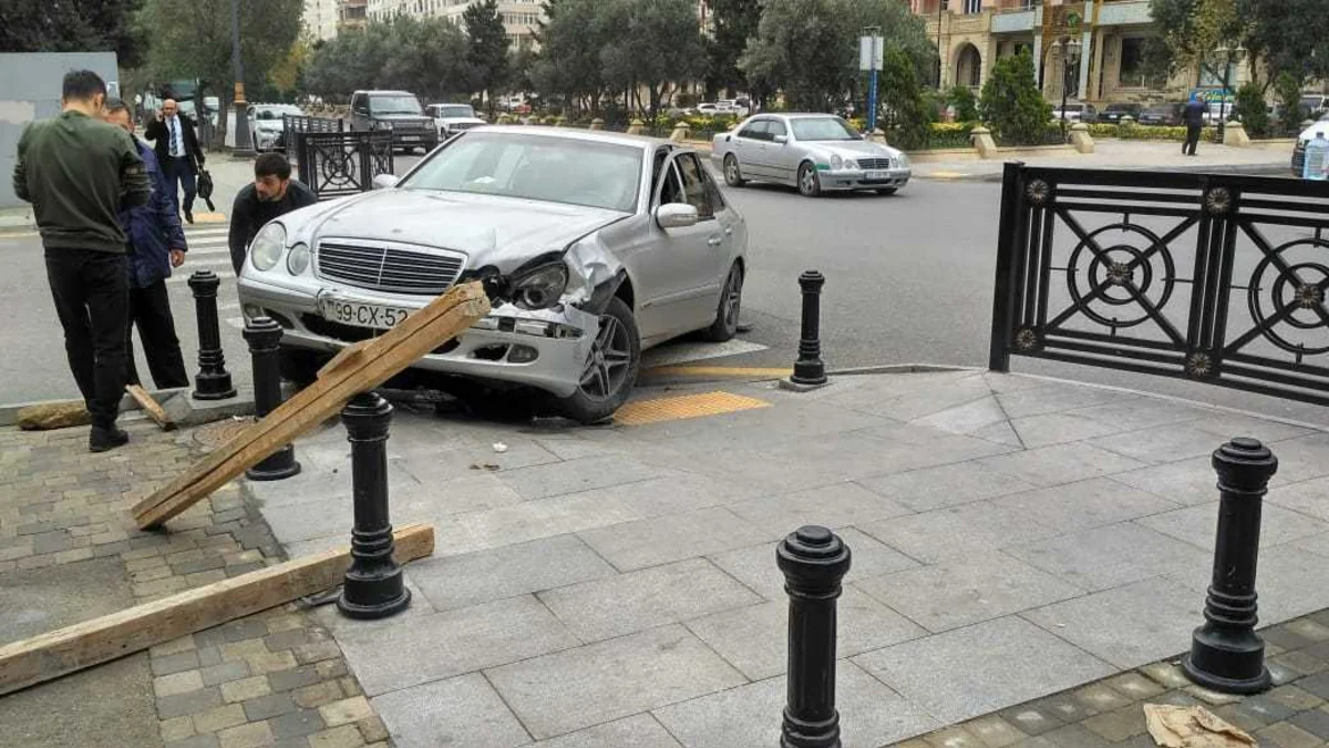 Bakıda yerləşdirilmiş tumbalar səkidə baş verən qəzanın genişlənməsinin qarşısını alıb