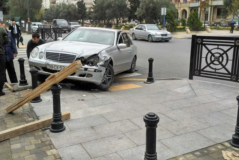 Bakıda yerləşdirilmiş tumbalar səkidə baş verən qəzanın genişlənməsinin qarşısını alıb