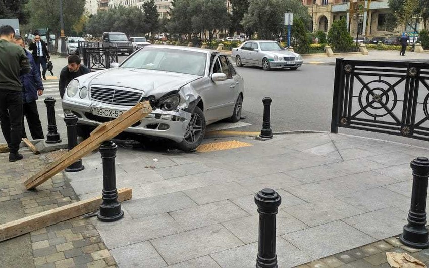 Bakıda yerləşdirilmiş tumbalar səkidə baş verən qəzanın genişlənməsinin qarşısını alıb