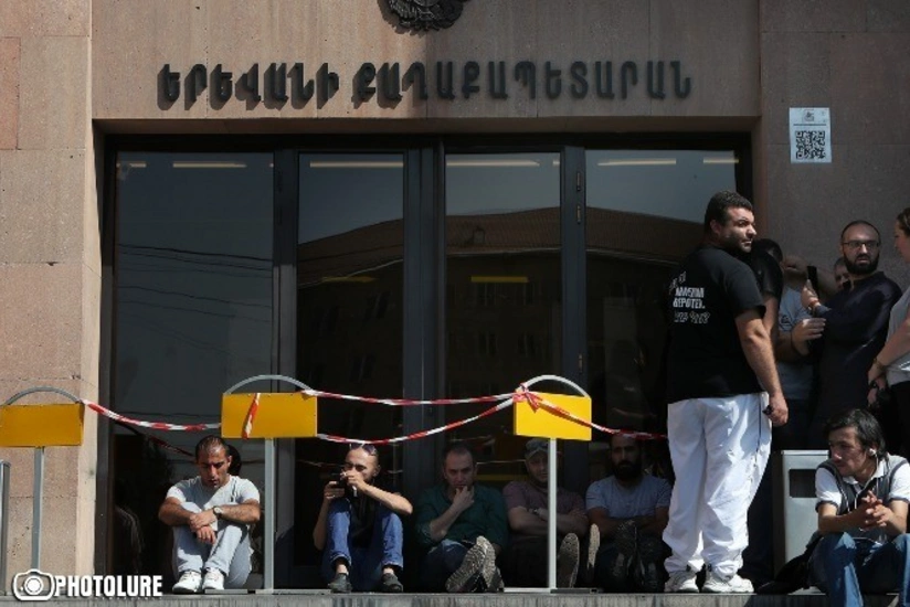 Yerevan meriyasının önündə etiraz aksiyası keçirilir