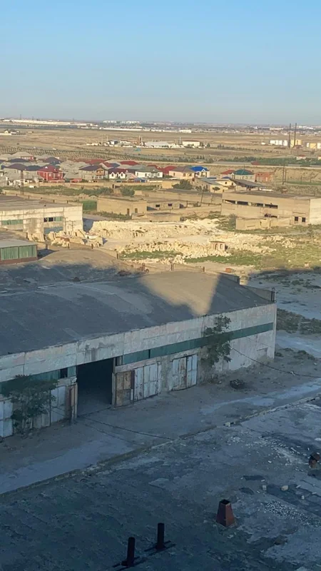 Suraxanıda yaşayış binasının yanında daş sexi işləyir