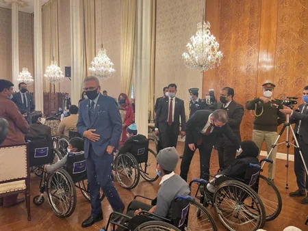 Pakistan Prezidenti Heydər Əliyev Fondunun göndərdiyi əlil arabalarının təqdim olunmasında iştirak edib
