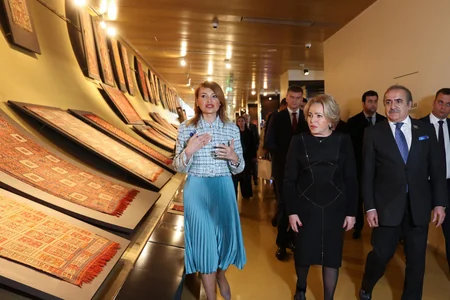 Matviyenko Azərbaycan Milli Xalça Muzeyi ilə tanış olub
