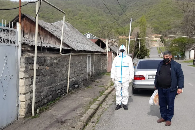 Oğuzda COVID-19 xəstəsi ictimai yerdə saxlanıldı