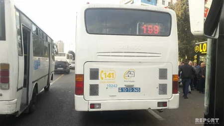 Bakıda BNA-nın cərimələdiyi avtobus sürücüsü sərnişinləri düşürərək xətdən çıxıb - FOTO - VİDEO
