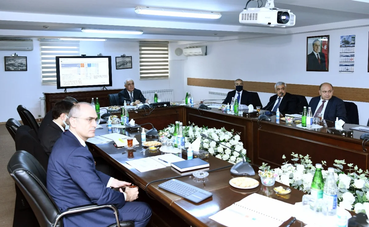 Əli Əsədov neft emalı zavodunda aparılan yenidənqurma işləri ilə tanış olub