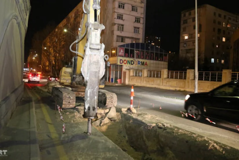 Bakıda idarəetməni itirən motosiklet sürücüsü quyuya düşüb