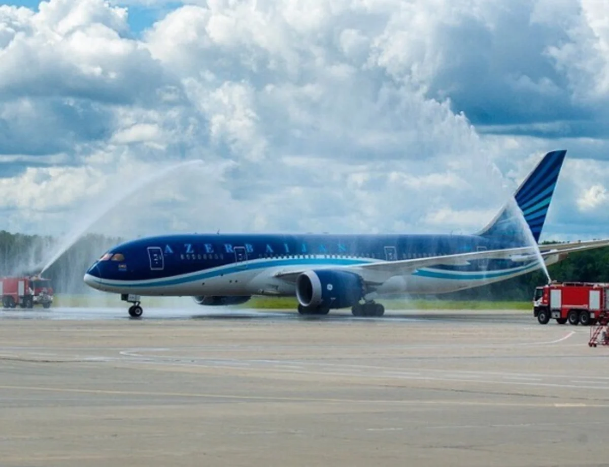 Самолет Dreamliner Азербайджанских авиалиний был встречен в аэропорту Внуково водяной аркой