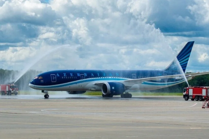 Самолет Dreamliner Азербайджанских авиалиний был встречен в аэропорту Внуково водяной аркой