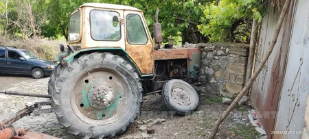 Şəkidə qəzaya düşməmək üçün özünü traktordan atan sürücü ölüb
