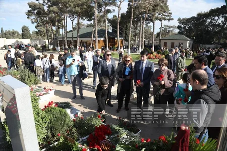 Azərbaycanın Rus İcması Zəfər Günü ilə bağlı İkinci Şəhidlər xiyabanını ziyarət edib