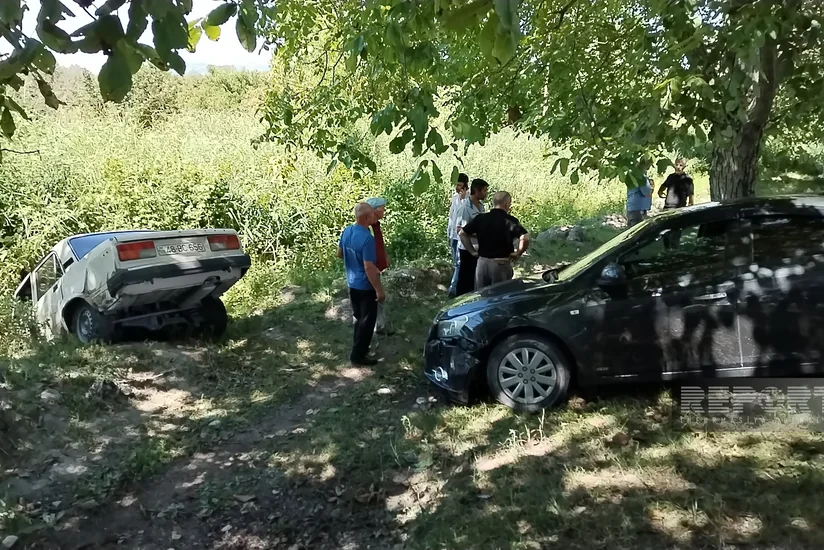 Oğuzda 3 avtomobil toqquşub, biri kanala aşıb