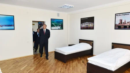 Azərbaycan Prezidenti Bakı Peşə Liseyində həyata keçirilən təmir işlərindən sonrakı vəziyyətlə tanış olub