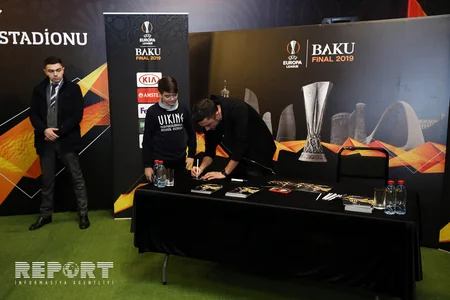 Мирабдулла Аббасов раздал автографы в Музее истории Лиги Европы